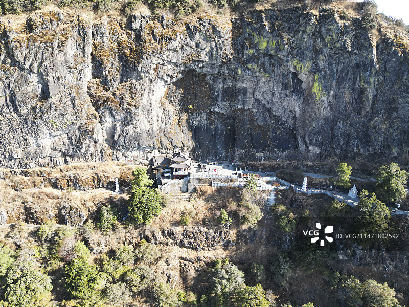 云南省大理白族自治州宾川县鸡足山风景区航拍视角晴天美丽风景图片素材