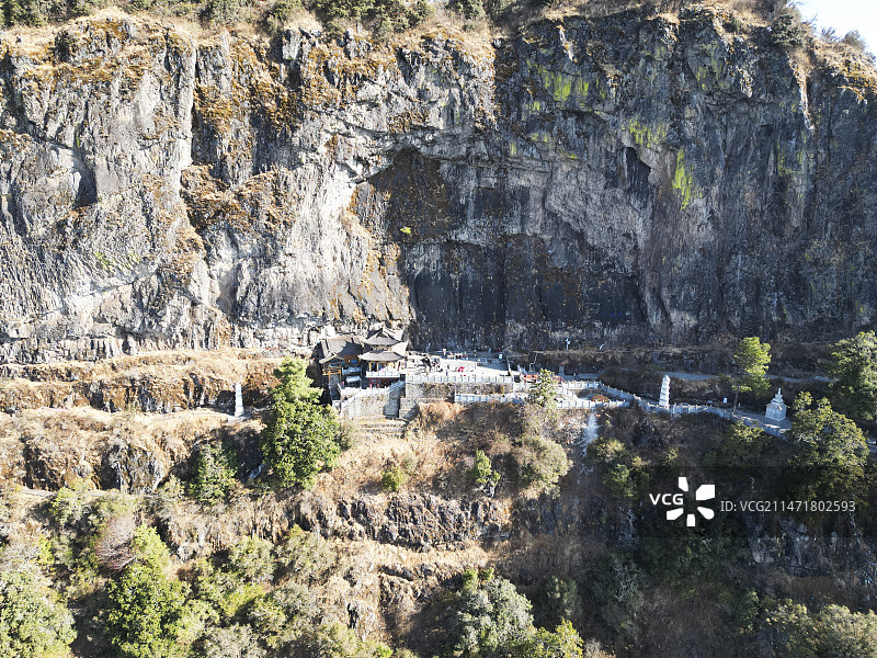 云南省大理白族自治州宾川县鸡足山风景区航拍视角晴天美丽风景图片素材