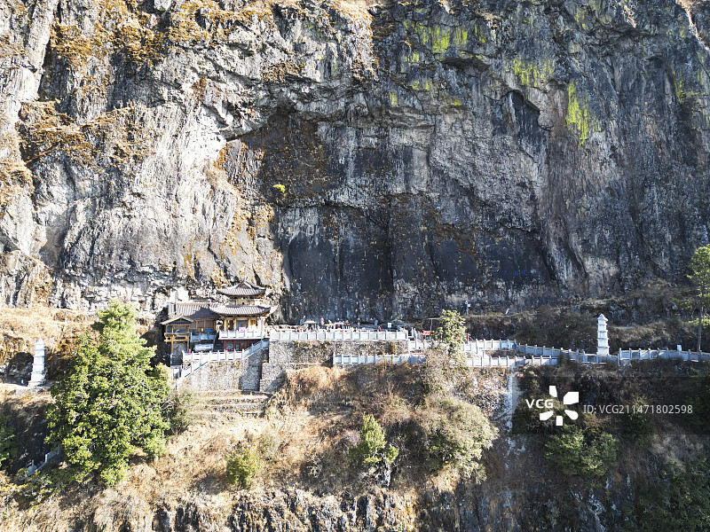 云南省大理白族自治州宾川县鸡足山风景区航拍视角晴天美丽风景图片素材