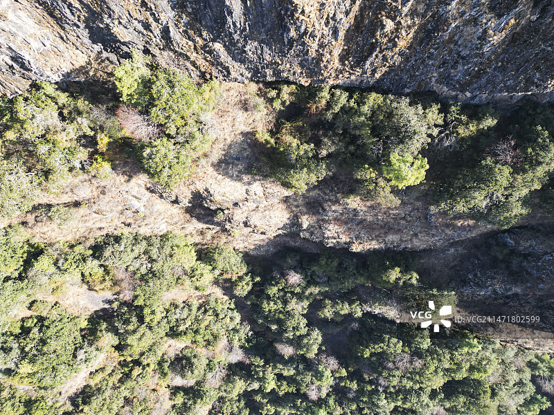 云南省大理白族自治州宾川县鸡足山风景区航拍视角晴天美丽风景图片素材