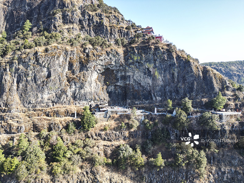 云南省大理白族自治州宾川县鸡足山风景区航拍视角晴天美丽风景图片素材