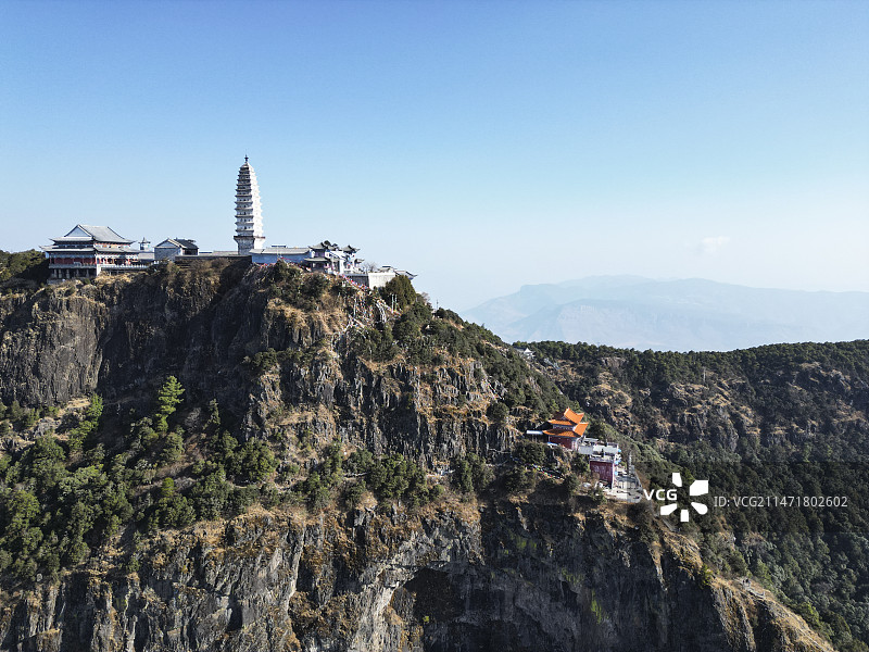 云南省大理白族自治州宾川县鸡足山风景区航拍视角晴天美丽风景图片素材