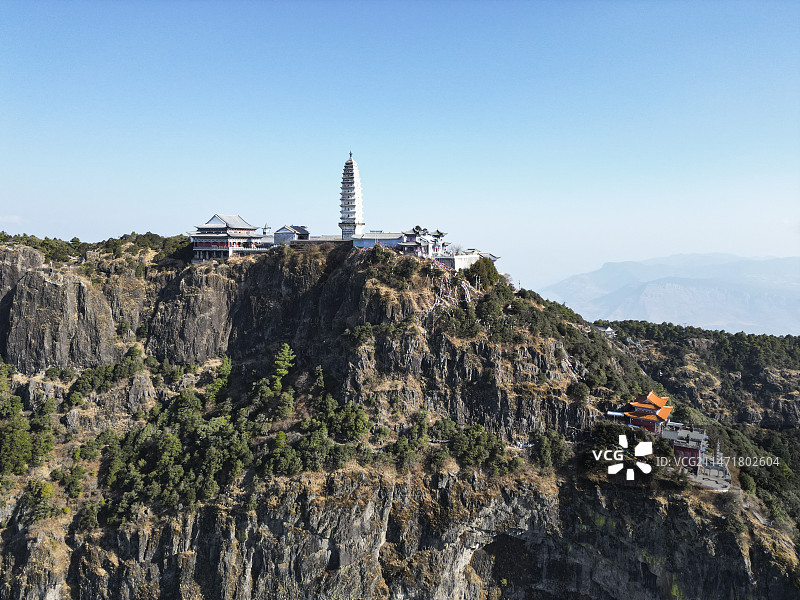 云南省大理白族自治州宾川县鸡足山风景区航拍视角晴天美丽风景图片素材