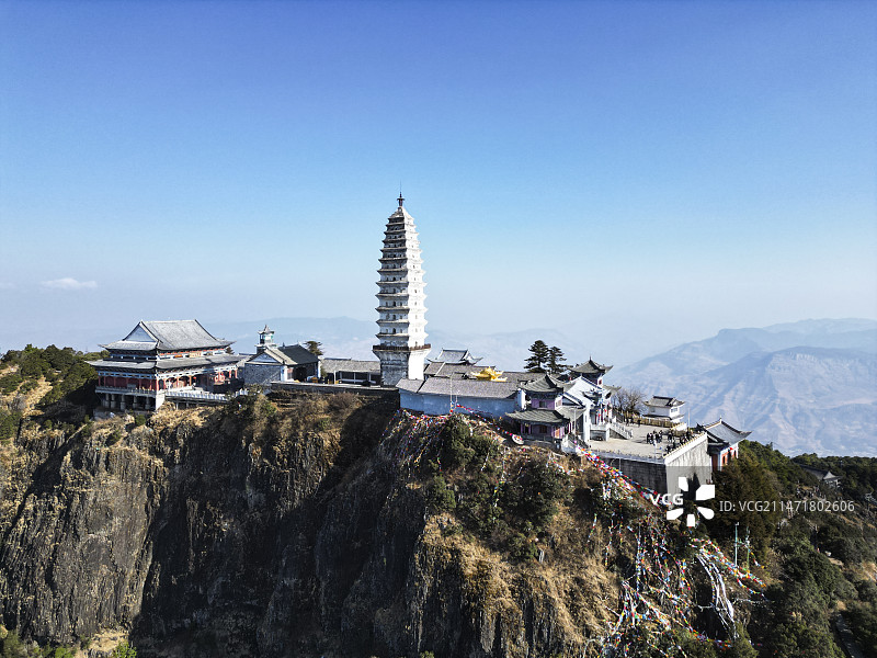 云南省大理白族自治州宾川县鸡足山风景区航拍视角晴天美丽风景图片素材