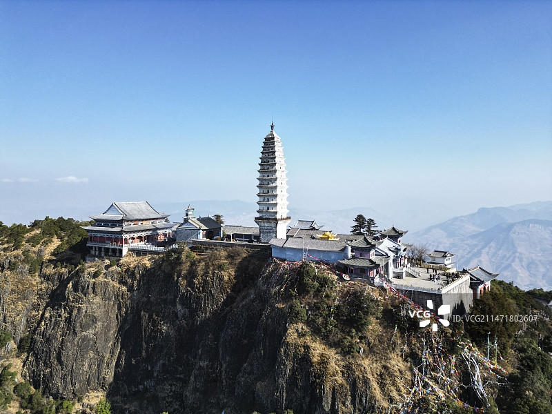 云南省大理白族自治州宾川县鸡足山风景区航拍视角晴天美丽风景图片素材