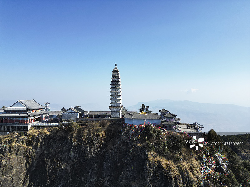 云南省大理白族自治州宾川县鸡足山风景区航拍视角晴天美丽风景图片素材