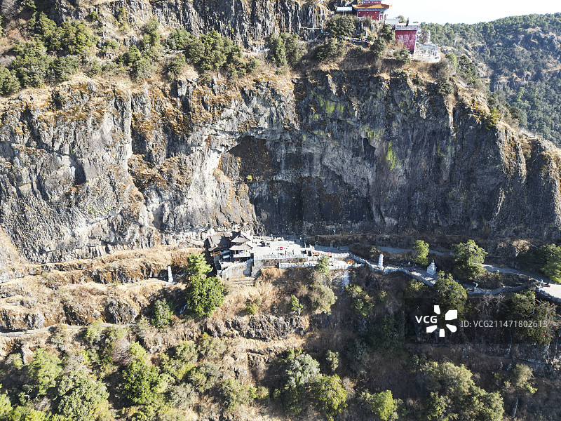云南省大理白族自治州宾川县鸡足山风景区航拍视角晴天美丽风景图片素材