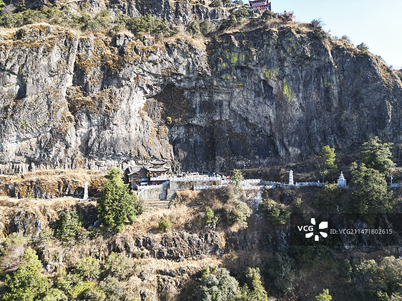 云南省大理白族自治州宾川县鸡足山风景区航拍视角晴天美丽风景图片素材