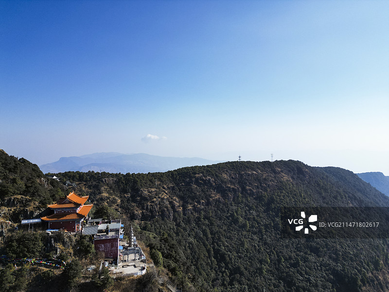 云南省大理白族自治州宾川县鸡足山风景区航拍视角晴天美丽风景图片素材