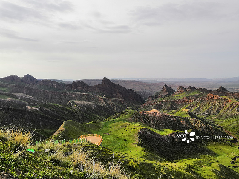 新疆昌吉丹霞地貌，人工水库图片素材