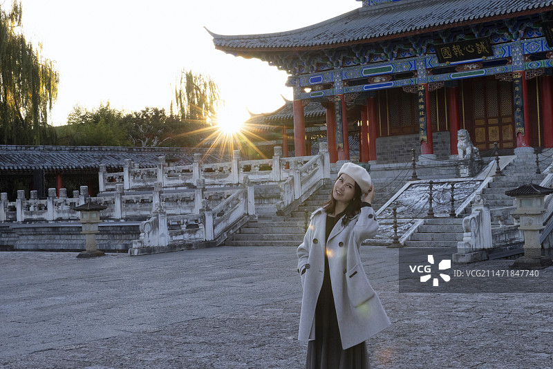 夕阳下在丽江古城木府旅行的美女图片素材