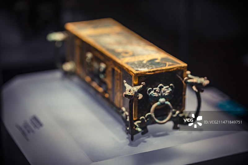 徐州博物馆徐州后楼山一号墓出土西汉鎏金铜龙架玉枕图片素材