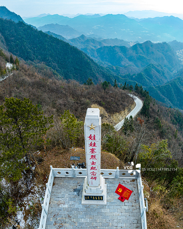 鄂西屋脊：湖北巴东绿葱坡娃娃寨烈士纪念碑图片素材
