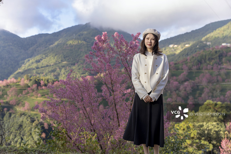 在大理无量山樱花谷度假的美女图片素材