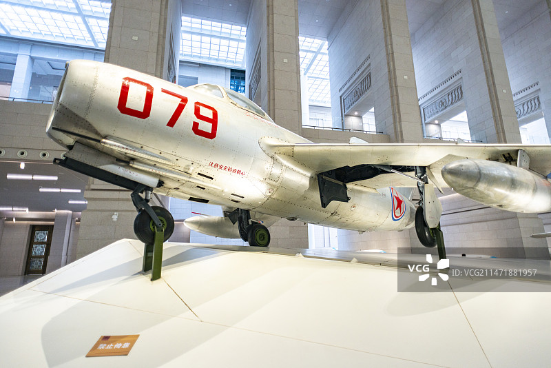 中国人民革命军事博物馆一层中央大厅中国人民志愿军空军战斗英雄王海驾驶过的苏联造米格-15战斗机图片素材