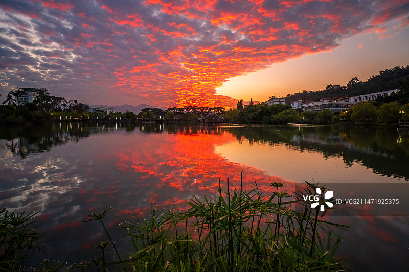 霞光下的观音湖图片素材
