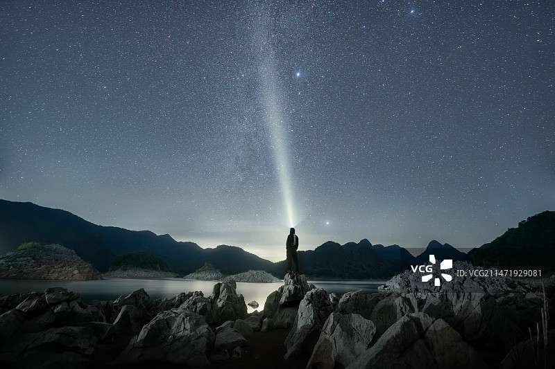 仰望星空的人图片素材