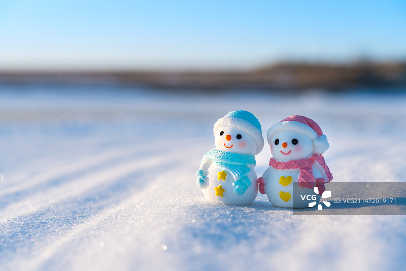 雪地上的雪人情侣图片素材
