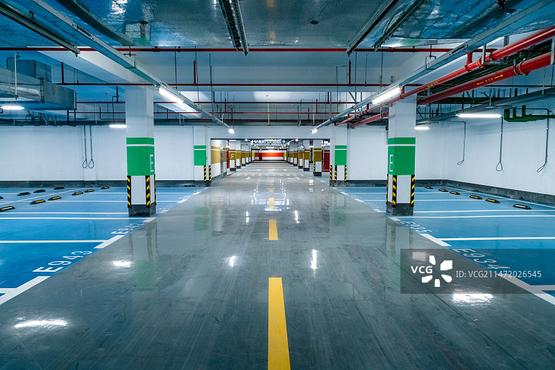 新的地下停车库图片素材