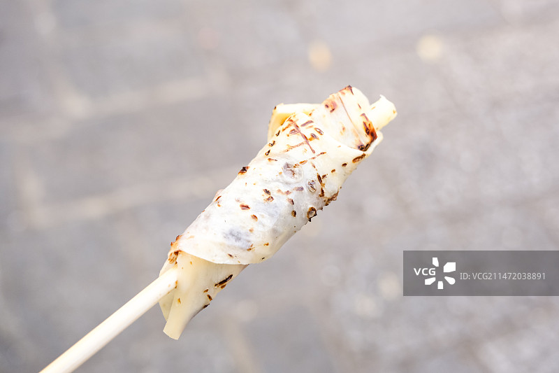 云南省大理市喜洲古镇地道美食烤乳扇图片素材