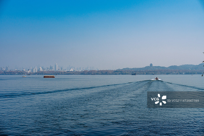 苏堤风光-开阔的西湖湖面与游船图片素材