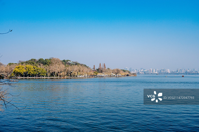 苏堤风光-开阔的西湖湖面与游船图片素材