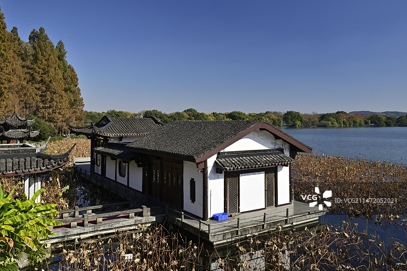 湖边的古建筑图片素材