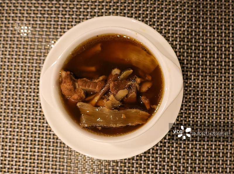 餐桌上一碗东南亚特色美食药材肉骨茶图片素材