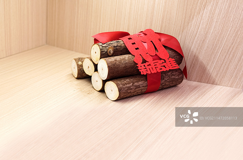 乔迁搬家吉祥寓意一捆小木材新居进财图片素材