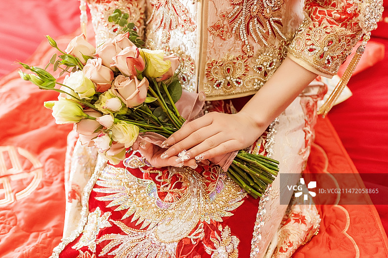 婚礼上新娘手持手捧花的特写镜头图片素材