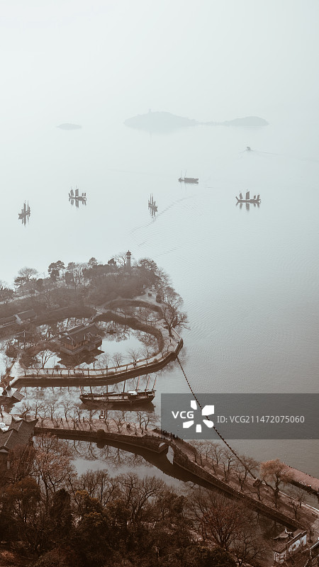冬日大雾中的江苏无锡太湖鼋头渚太湖佳绝处长春桥与灯塔像仙境一样图片素材