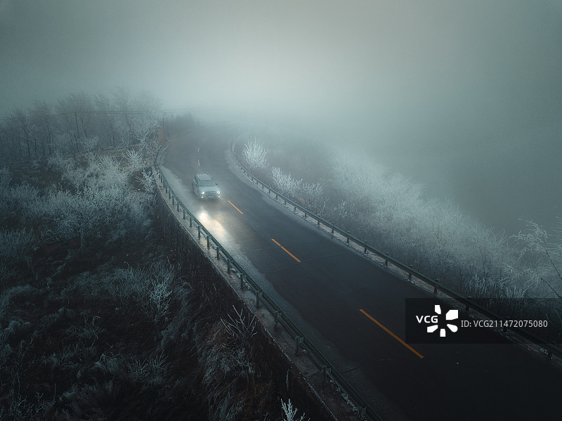 雪景山顶汽车航拍图片素材