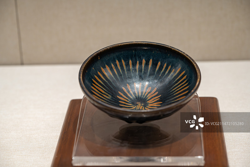 黑釉条形酱彩碗-元图片素材