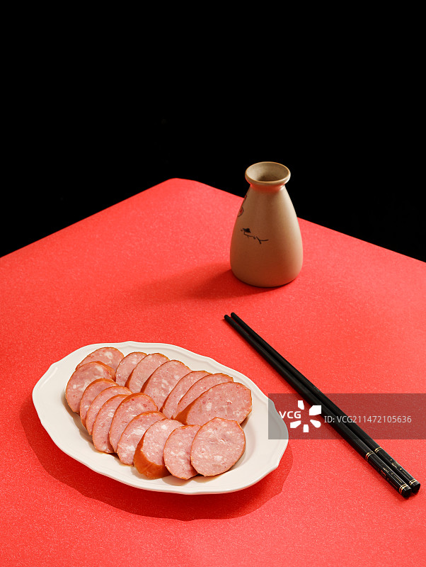 餐桌上的茶和哈尔滨红肠图片素材
