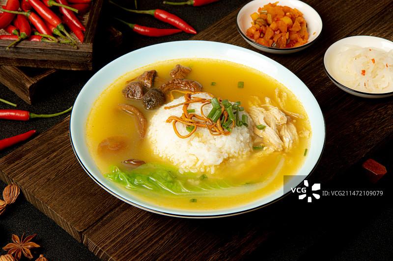 香菇鸡汤泡饭图片素材