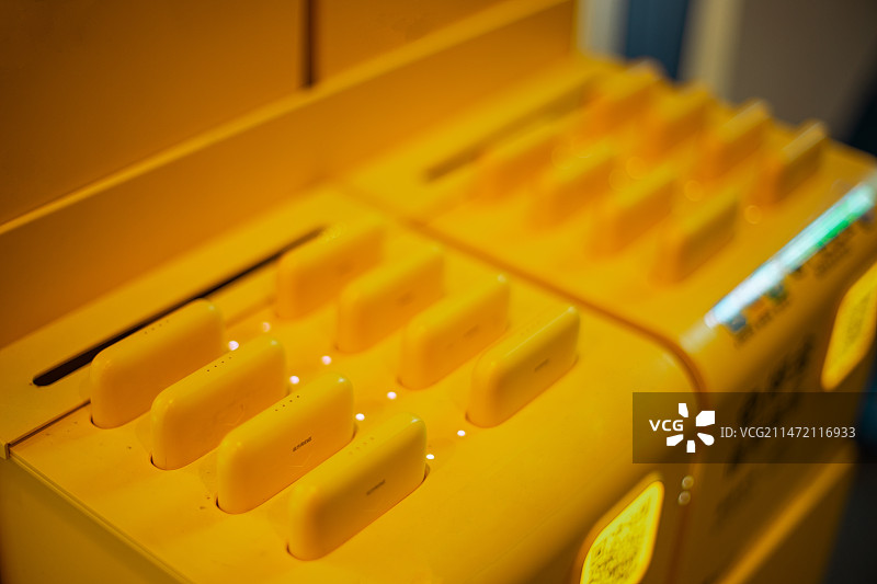 中国电子产品拍摄主题，公共建筑里的公共设施，一台共享充电宝设备用品，室内无人图像摄影图片素材