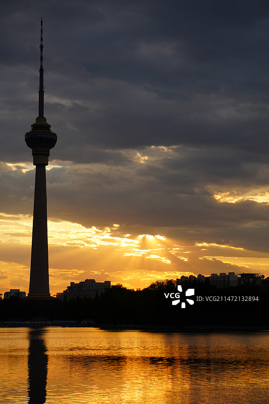 丁达尔光下的中央电视塔图片素材