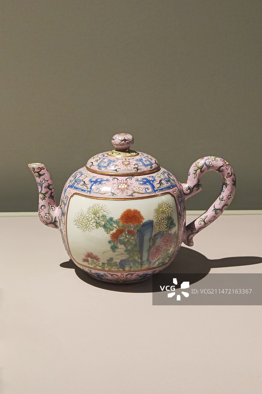 粉彩开光山石菊花纹茶壶 清乾隆(1736-1795年)图片素材