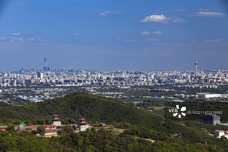 从北京八大处眺望蓝天白云下的北京城图片素材