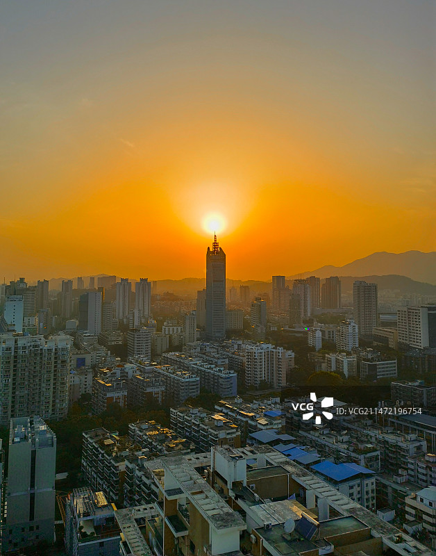 日落电信塔！ 等了好几天终于等到日落落在电信塔尖上#夕阳西下#记录生活中的美#摄影日记#图片素材