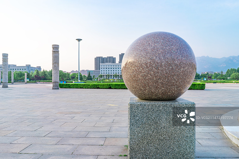 中国城市露台花园公共设施拍摄主题，巨大的圆球形状的大理石，户外白昼无人图像摄影图片素材