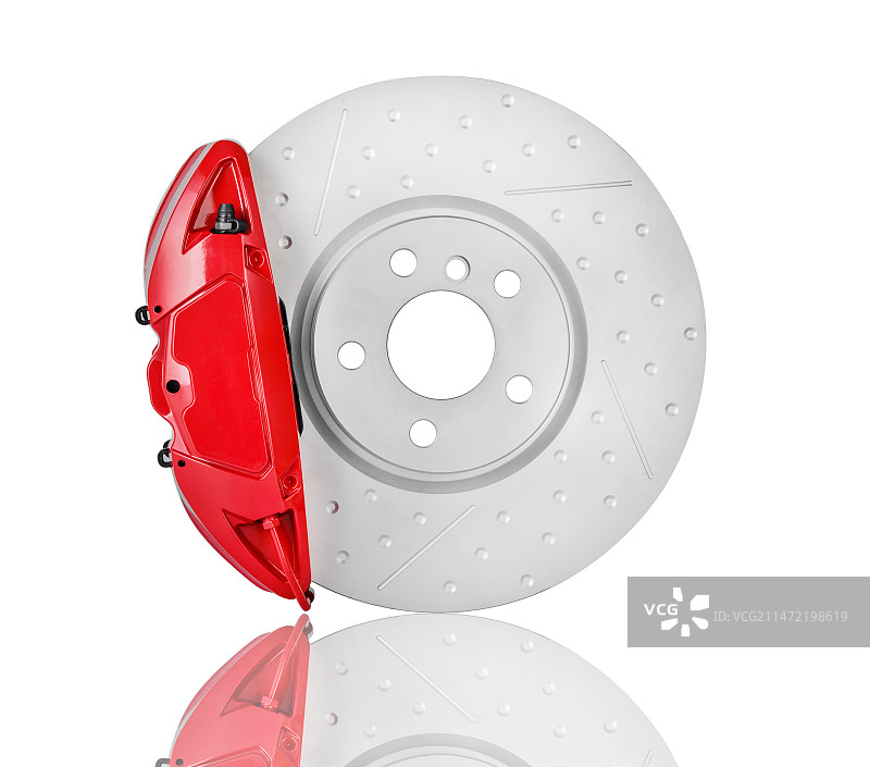 白色背景下红色刹车卡钳的特写镜头图片素材