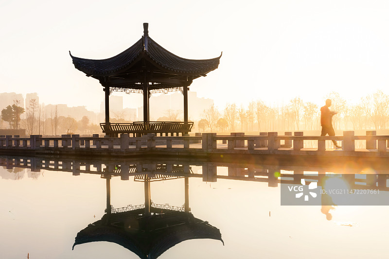 浙江温岭市九龙湖，冬日晨光中的亭子图片素材