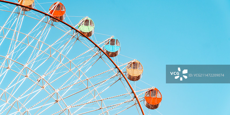 蓝天下的摩天轮特写图片素材