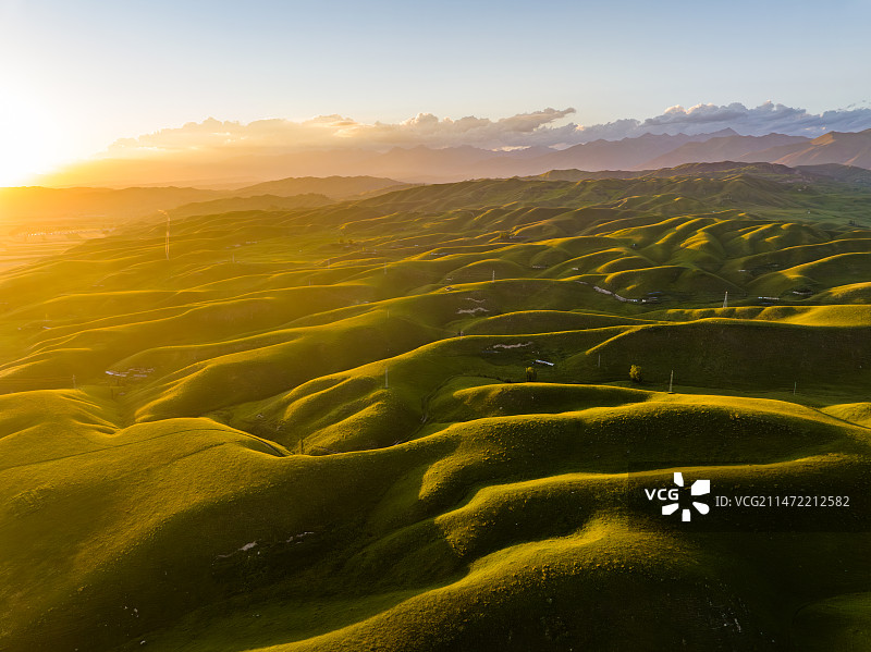 航拍唐布拉草原日落风光图片素材