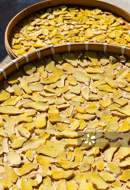 切好的姜片放在簸箕上晒干姜图片素材