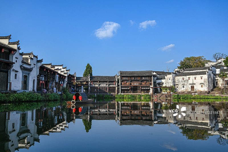 浙江兰溪诸葛八卦村 湖上的木船和徽派建筑图片素材