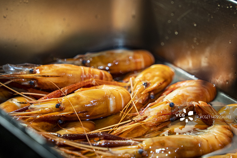 盆子里晶莹剔透的醉虾罗氏虾特写图片素材