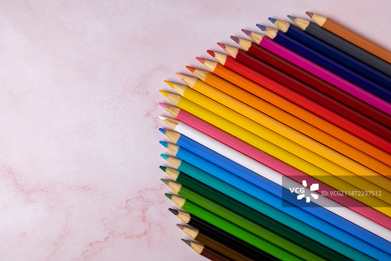 整齐排列的彩色铅笔图片素材