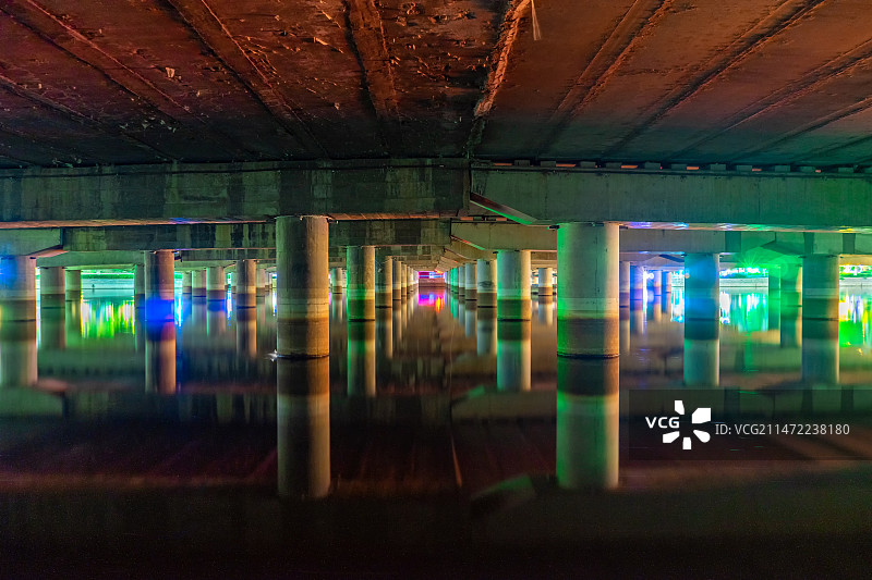 中国非都市风光拍摄主题，夜晚的泮河公园，桥梁下面的湖水和石柱子图片素材